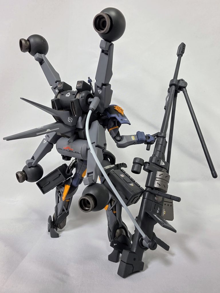 背面バックパックから四方向に突出したバーニアが上下左右に可動することにより、素早い回避運動や無重力下でも安定した射撃姿勢をとることができます。