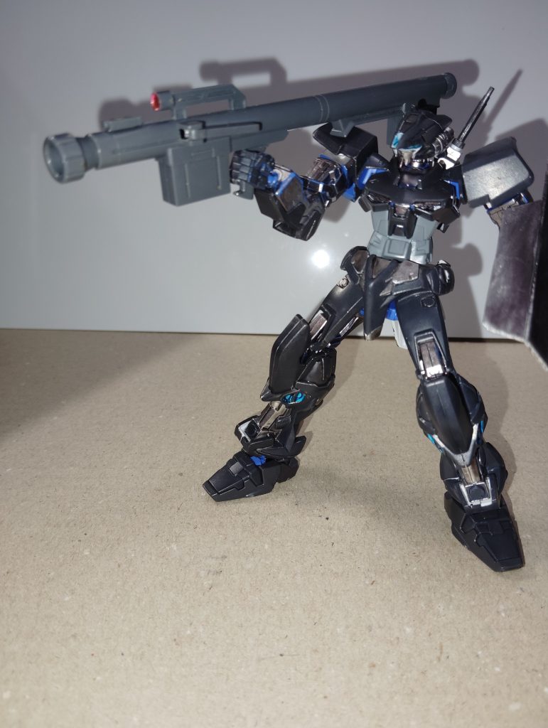 武器はジェガンが持ってたバズーカ、機体に対して少し大きい、そもそもHGCE自体が少し小さい。