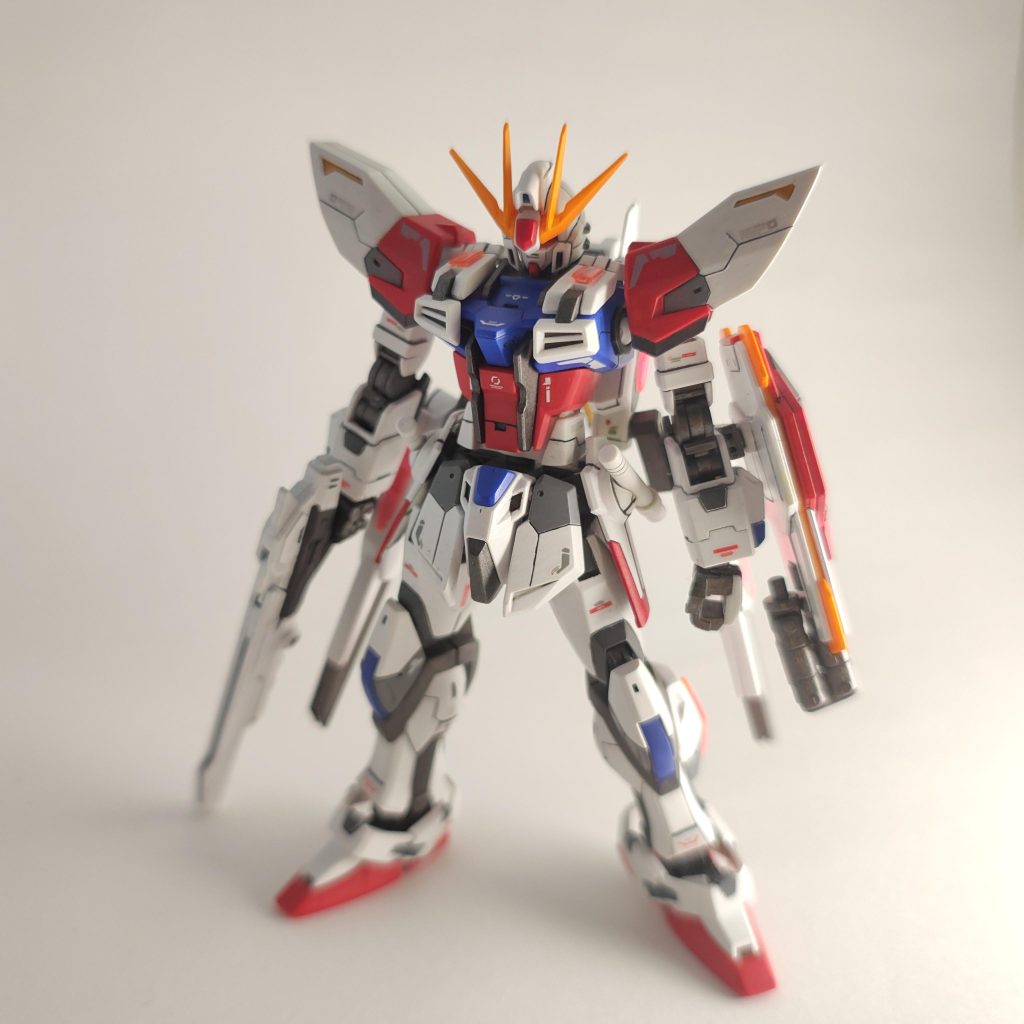 正面。元々の造形は本当に素晴らしいのですが、少し前のキットということもあって塗り分けたくなる箇所が多く、全塗装していく過程で何度も「これじゃない」を繰り返しながら少しずつ制作をしていきました。