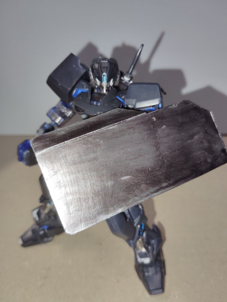 シールドはプラバンから切り出したシンプル(過ぎる)シールド。腕の可動を出来るだけ広げる為に上の方が変な形になってる…