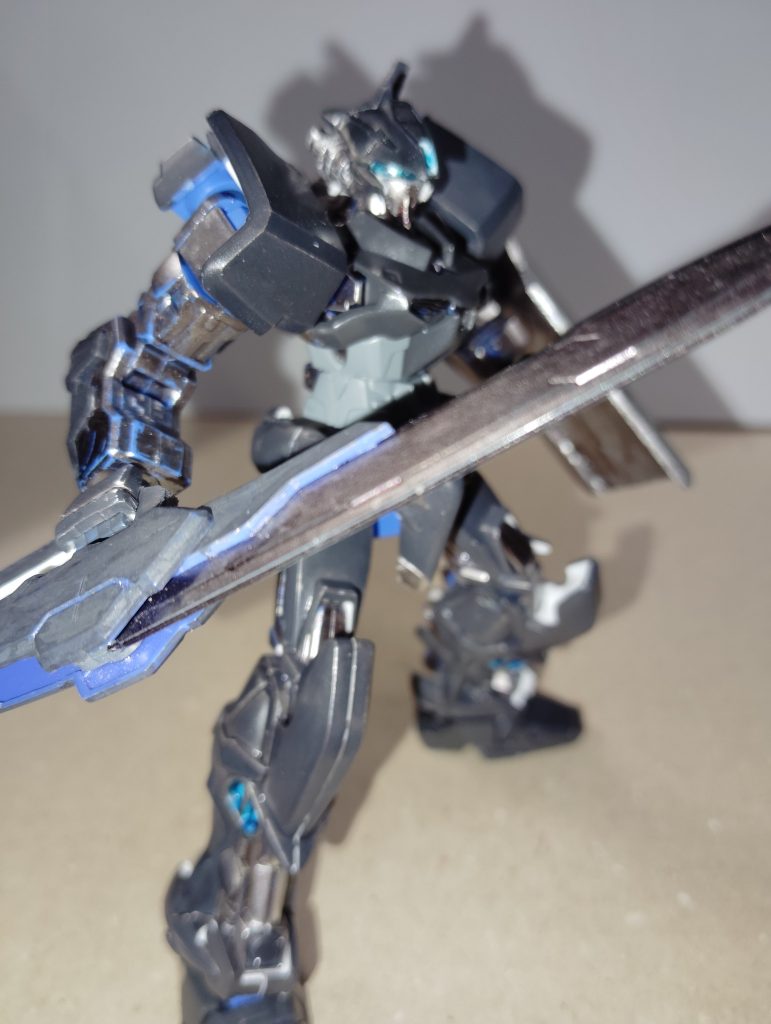 近接武器に実体剣を、とにかくガンダム感を無くす。