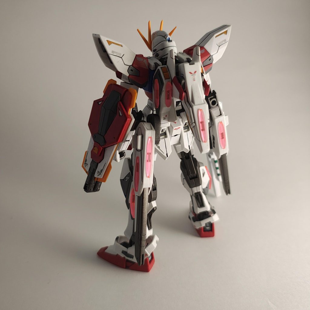 背面。ディティールに関しては、他の方の作例やMG、RGビルドストライクガンダムフルパッケージなどを参考にしつつ、全体的なバランスを見ながら加えていきました。とはいえ、まだまだ初心者ですので所々スジ彫りがよれてしまっています。精進しなければ、、、、。