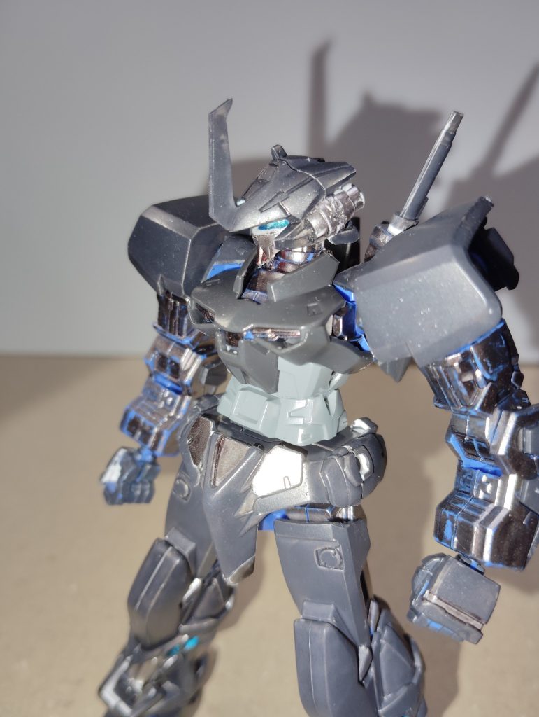 量産機っぽいので指揮官機用のアンテナを作りました。V字じゃなくてザクの様の一本角で、