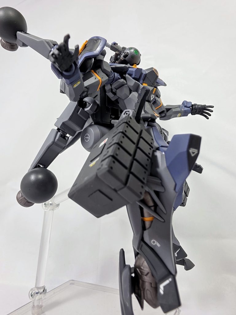 脚部10連装ミサイルポッドザクの脚部に取り付けるオプション武装の発展型という設定です。対艦ビームライフルにエネルギー供給を行うため、それ以外の武装は非ビーム兵器となっています。