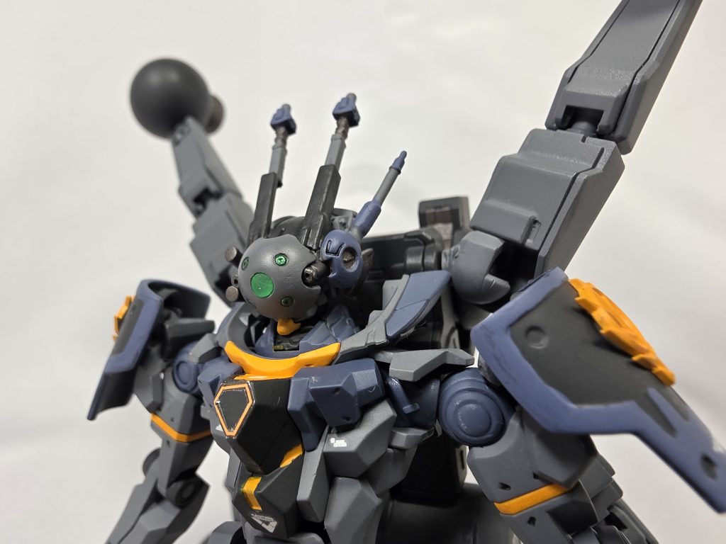 頭部アップジークアクスの肩のバーニアをフェイスに見立てて、中心に穴を開け緑のクリア棒を差し込み、大型カメラに見立てて狙撃に特化した形状にしてます。ガンダムらしく、両サイドにはバルカン砲も装備。流用パーツばかりですがオリジナリティ溢れる造形になったと思ってるので、結構お気に入りです。