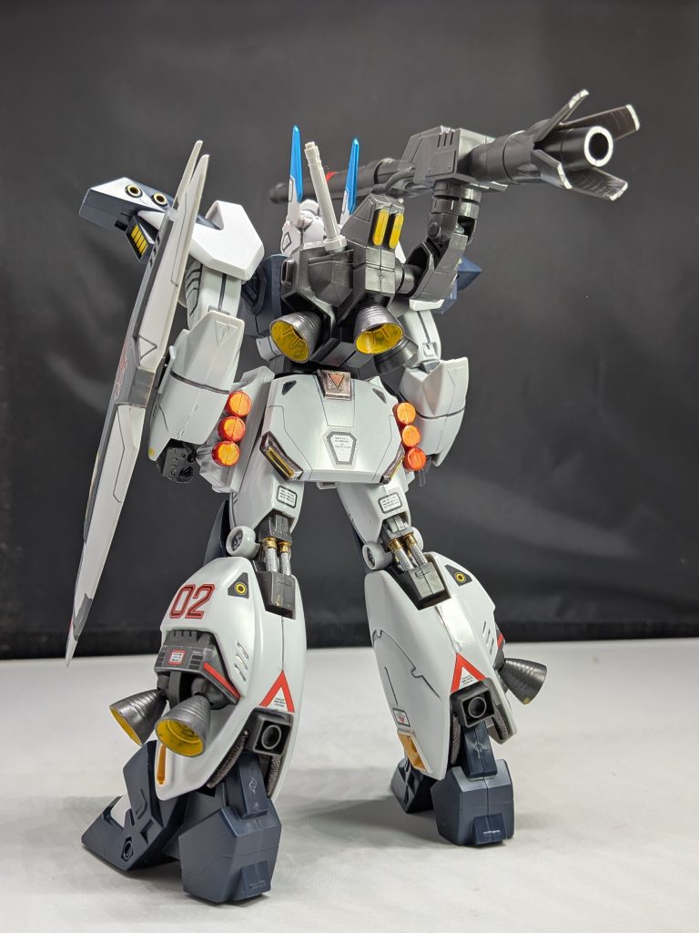 後は結構汚いですが(^_^;)(汗)足関節のシリンダー部分をシルバーで塗ってみたのですがいい感じ✨️腕の肘の所塗り忘れてた(゜o゜;