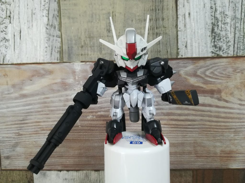 ナイフの鞘は百錬のものを加工して制作。剥き出しよりもロマンがある。