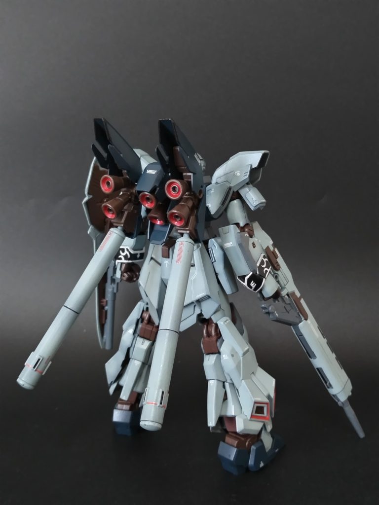 正面&バック久方ぶりのデカールマシマシ仕様。本体色を少し青くした分白いデカールが見やすくなりました。足回りとバックパックはもう少し貼ってもよかったかも?