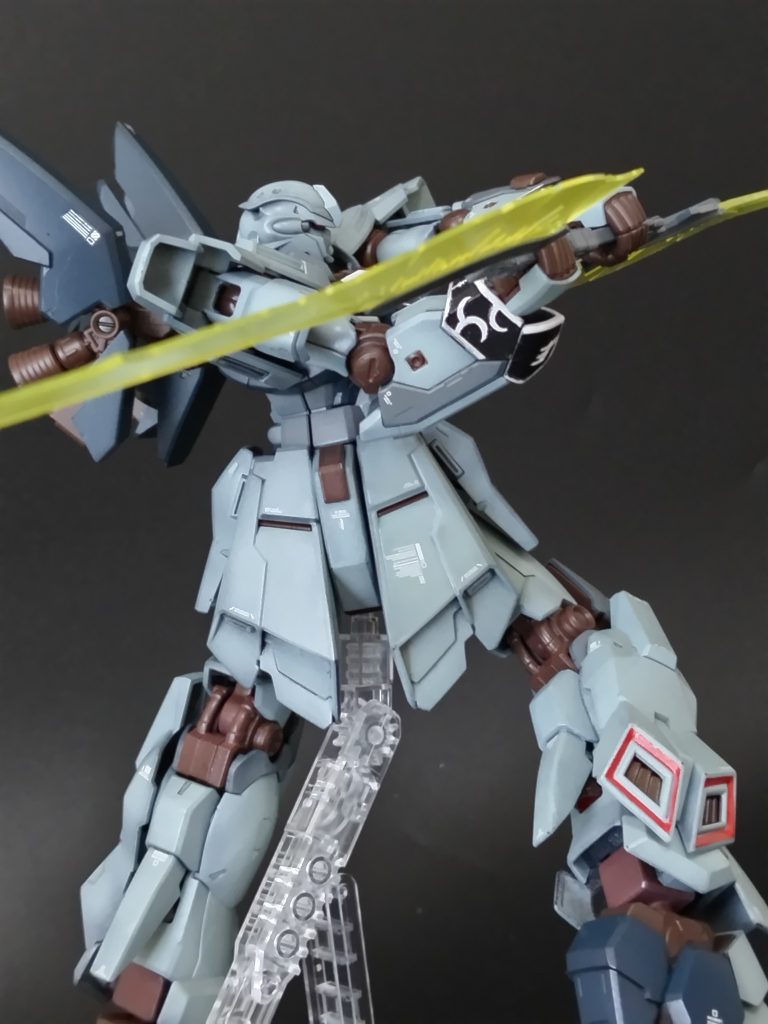 ナギナタ構えて突撃。持ち手は余剰パーツ扱いでビーム刃が付いてこないのでシナンジュから拝借。