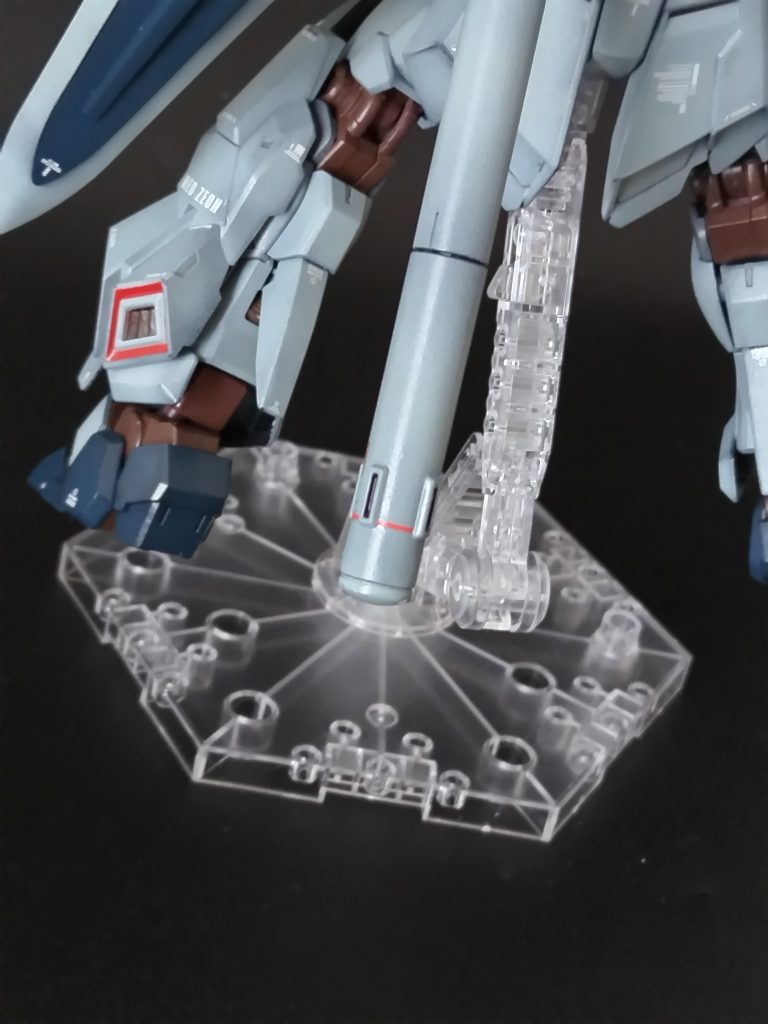 プロペラントタンクの赤線は手元のラインデカールを切って貼り付け。よく発色してくれました。一年戦争系のガンダムデカールによく付いてきてますが今後有効活用したいですね。