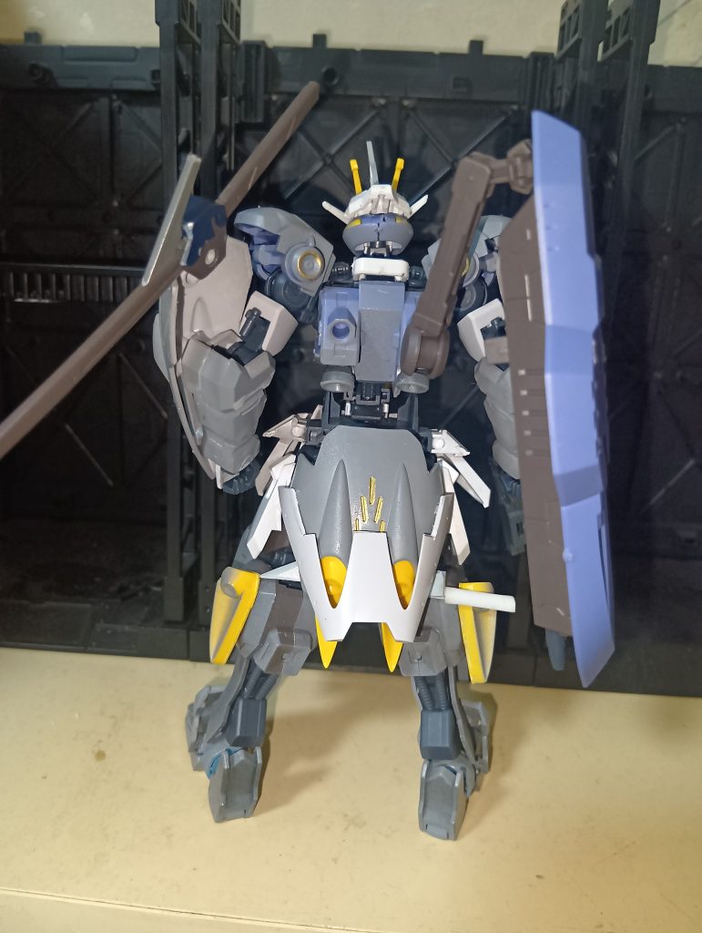 背中はリアスカートを一部切って付け直してます足はバルバトス第四形態