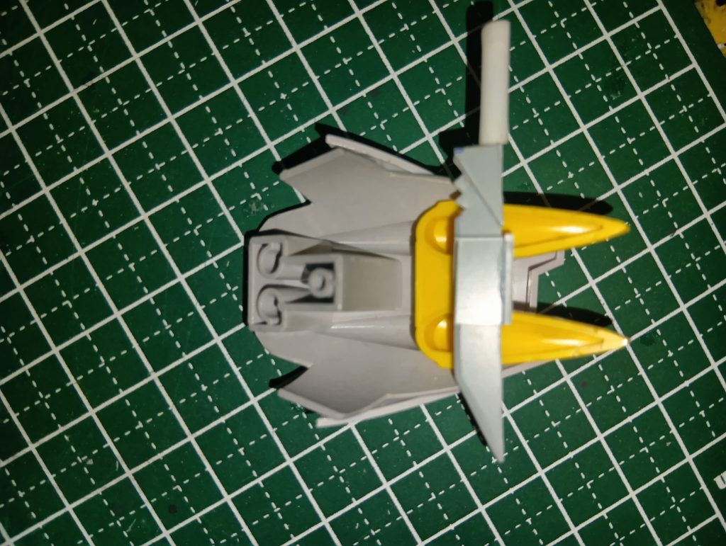 リアスカートにナイフを隠し持っていますよ…こういうのほんとに厨二心にクリーンヒット