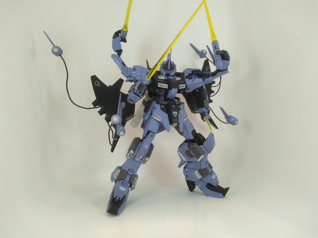 隠し腕+インコム射出。プロポーションがとても良いキットです。色んなポーズで自立可能です。