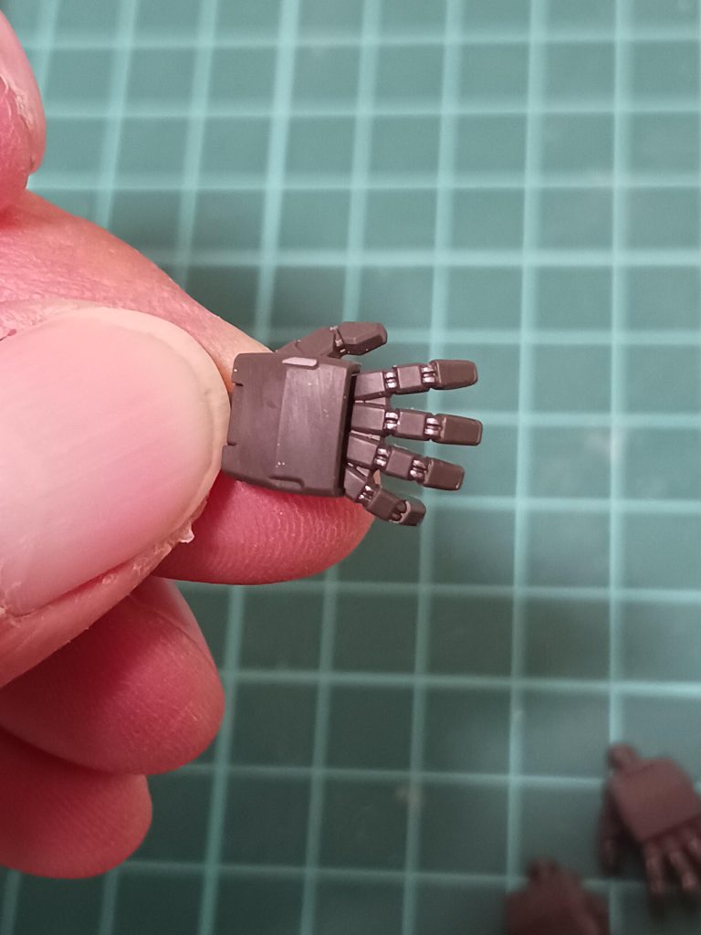 パーツが細かくてルーペなしでは作業できませんでした