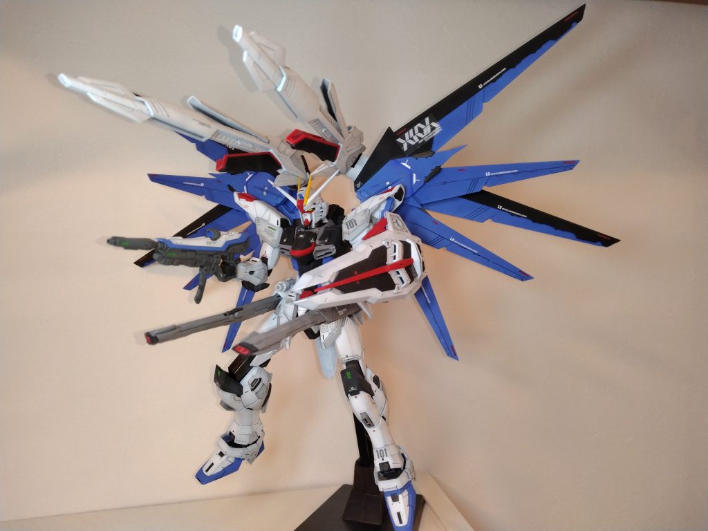 マルチロックオン！砲身が開いたり伸びたりとギミック満載です。全ての翼が独立可動で表情がつけやすい点も流石マスターグレードです。