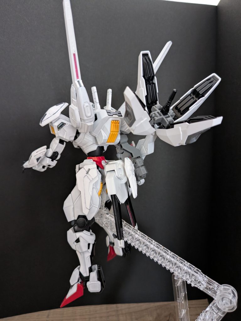 ガンビットは肉抜きされてる所があったのでパテで埋めたり、クリアランナーを埋め込み加工してます一応シールド形態に出来るように干渉しないようにしてます