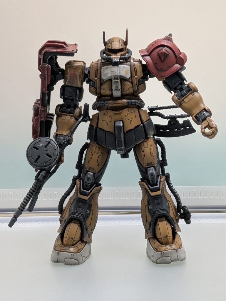 地上戦での活躍が目立ったザクⅡソラリ機。素組みで加工無しと汚すのとで仕上りが違いますね。あと最低限のマーキングシールを使ったことで違和感無い形になりました。