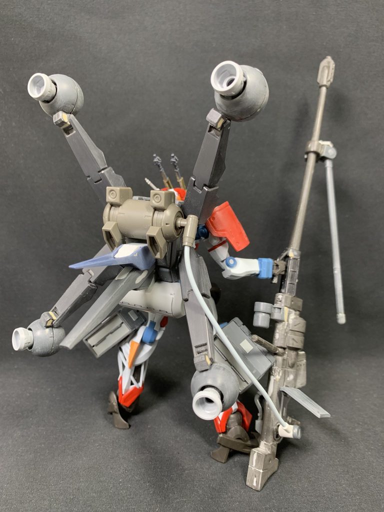 背面。バックパックはK9ドッグパックをベースにしています。バーニアはグフR35とビルダーズパーツから流用。中央のスタビライザーはブルデュエルです。