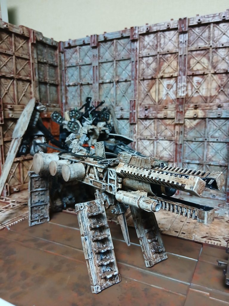 画像追加しました。100均の電柱とディスプレイベースの柱と通路？と武器のガンラックなどを使用して大型ビーム砲を作ってみました。電柱砲とか100均砲とか呼ばれそう………