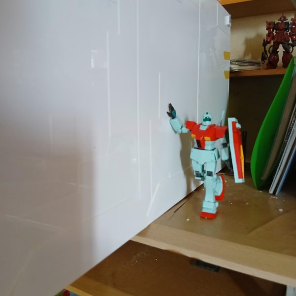 寄りかかるジム君(550円で買ったマジックでスミイレしてあった人)……………………だんだん引いてって、パカッ、ピカッて感じなんですけど…でかすぎて去年の９月から進んでない…完成しても邪魔だろ……なんでこんなもん作ろうと思ったのか……完全に魔が差したとしか……クッ！なにかコメントあればお気軽にどうぞ❤️→(早く捨てろとか……)（2枚目）