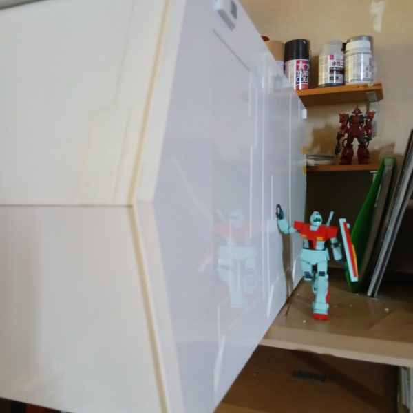寄りかかるジム君(550円で買ったマジックでスミイレしてあった人)……………………だんだん引いてって、パカッ、ピカッて感じなんですけど…でかすぎて去年の９月から進んでない…完成しても邪魔だろ……なんでこんなもん作ろうと思ったのか……完全に魔が差したとしか……クッ！なにかコメントあればお気軽にどうぞ❤️→(早く捨てろとか……)（3枚目）