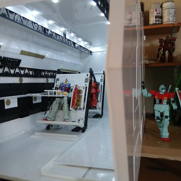 寄りかかるジム君(550円で買ったマジックでスミイレしてあった人)……………………だんだん引いてって、パカッ、ピカッて感じなんですけど…でかすぎて去年の９月から進んでない…完成しても邪魔だろ……なんでこんなもん作ろうと思ったのか……完全に魔が差したとしか……クッ！なにかコメントあればお気軽にどうぞ❤️→(早く捨てろとか……)（5枚目）