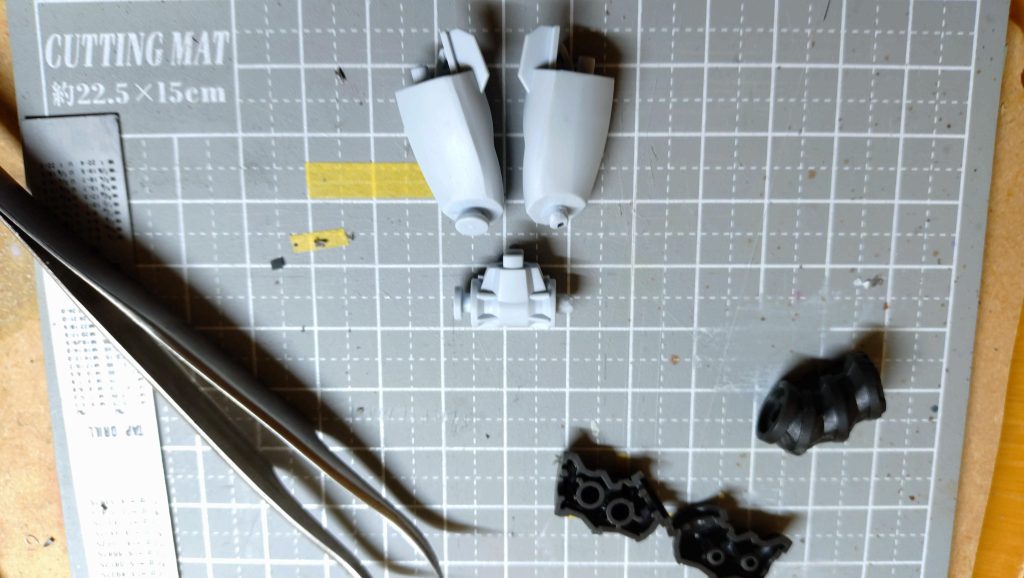 制作後記足のタンク後ハメと、バックパック脱着式にチャレンジしました!足の方は記録取り忘れ!上手くはいきました!バックパックは、どこの家庭にもあるRC-001の11を埋め込んで対応!写真逆さまで見づらい… 最後までご覧いただき、ありがとうございます!お目汚し失礼いたしました。