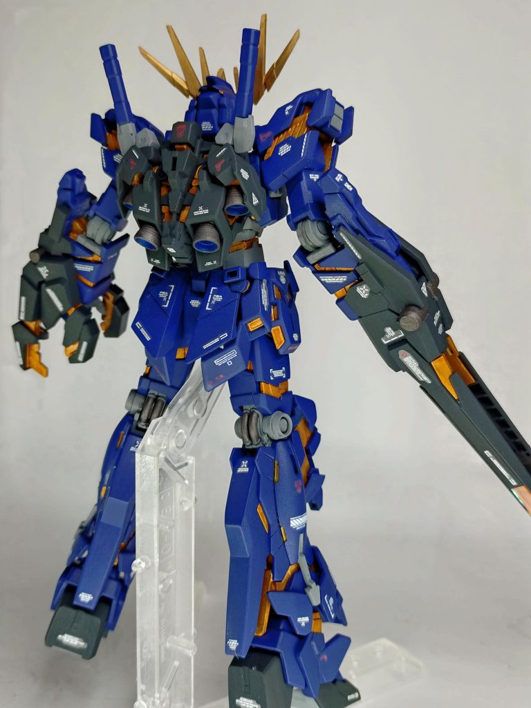 本体基本色青…ティターンズブルー灰…ニュートラルグレー黒…ジャーマングレー金…スーパーリッチゴールド光の当て方によっては黒というより青みがかなり強くなりますが、OVAのカラーもそんな感じだったのでそのまま採用しました。サイコフレームはゴールドの上からクリアオレンジをムラが出るように雑に塗り上げてます。デカールも2色使用してますが、赤い方は目立たないですね…
