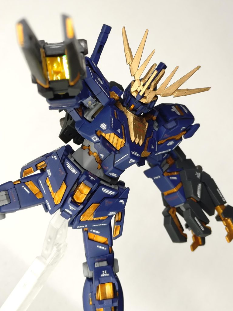 アームドアーマーBS追加武装としてメリハリをつけるために本体色ではなくジャーマングレーで仕上げてます。砲身サイド、砲身基部はつや消し仕上げ後にメタルシールの上にラピテープを貼り付けたので良い感じでギラつきます。