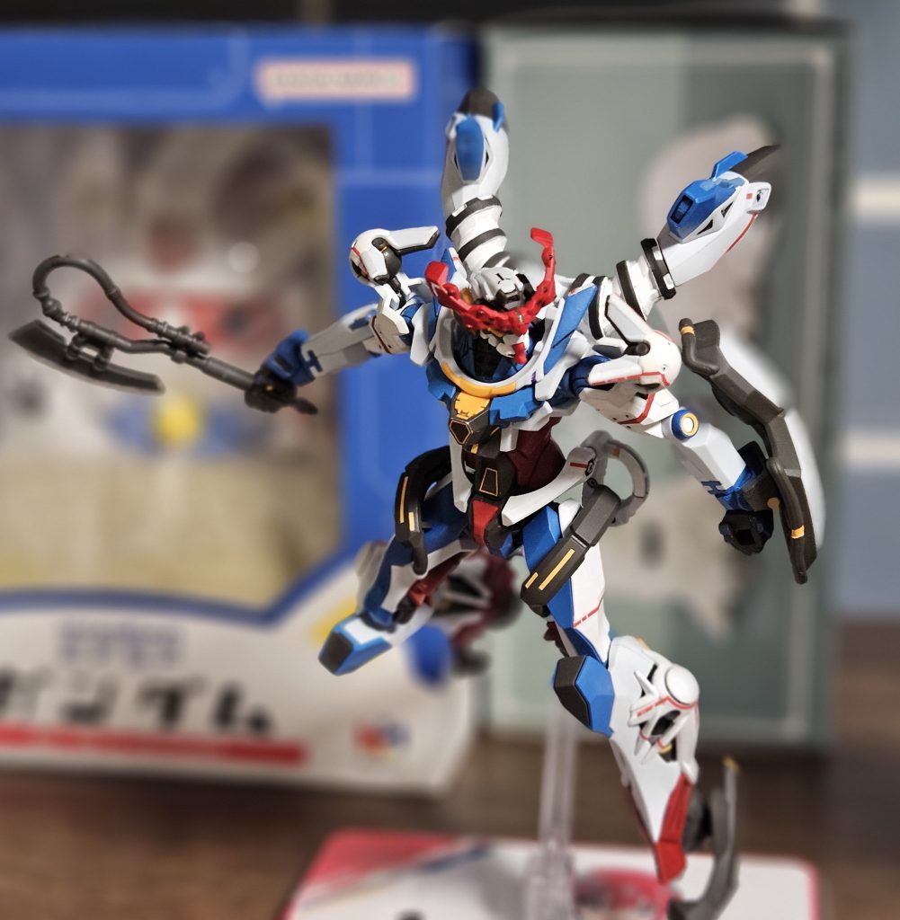 ジークアクスを最初に作りましたが難しかった。。。ジークアクス系ガンプラが特になのか分かりませんがパーツがとても小さい。公式サイトの設定画を見て色を塗りましたがサボっている箇所もあります（笑） 成形色の水色がかった白と普通の白塗分けたりしましたが写真じゃ分かりませんね。