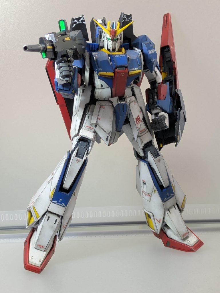 メインモニターとビームライフルの一部を蛍光色で塗装。ウェザリングとドライブラシをかけた事で重厚感が出るようにやってみました。