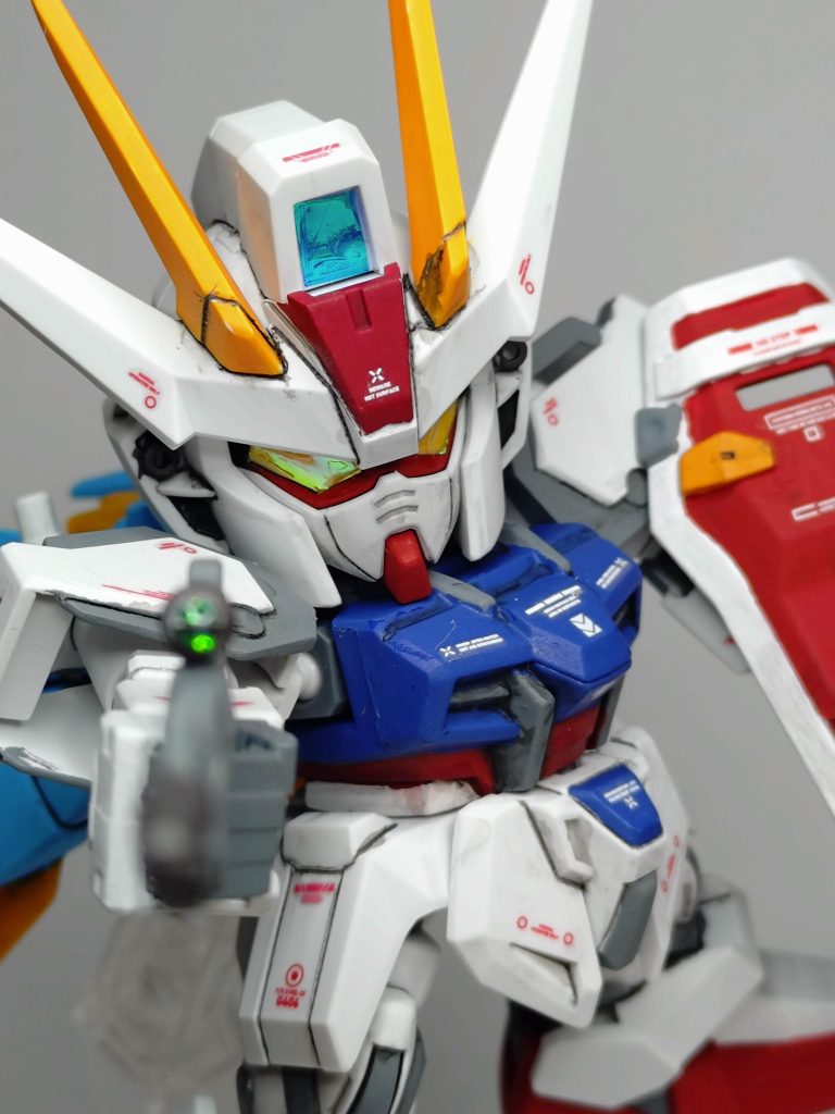 SD特有のペラッペラのビームライフル…グレーとガンメタルで塗り分け、センサー部分にラピテープ&レジン。謎のピンは切り飛ばしました。