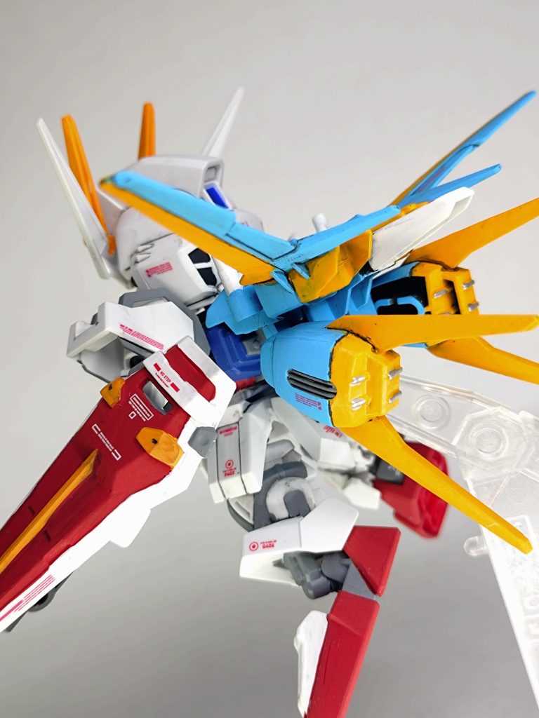 今回唯一の変更ポイントのストライカーパック。黒→スカイブルー、赤→キャラクターイエローに変更しただけです。中央パーツは設定通りのオフホワイト。