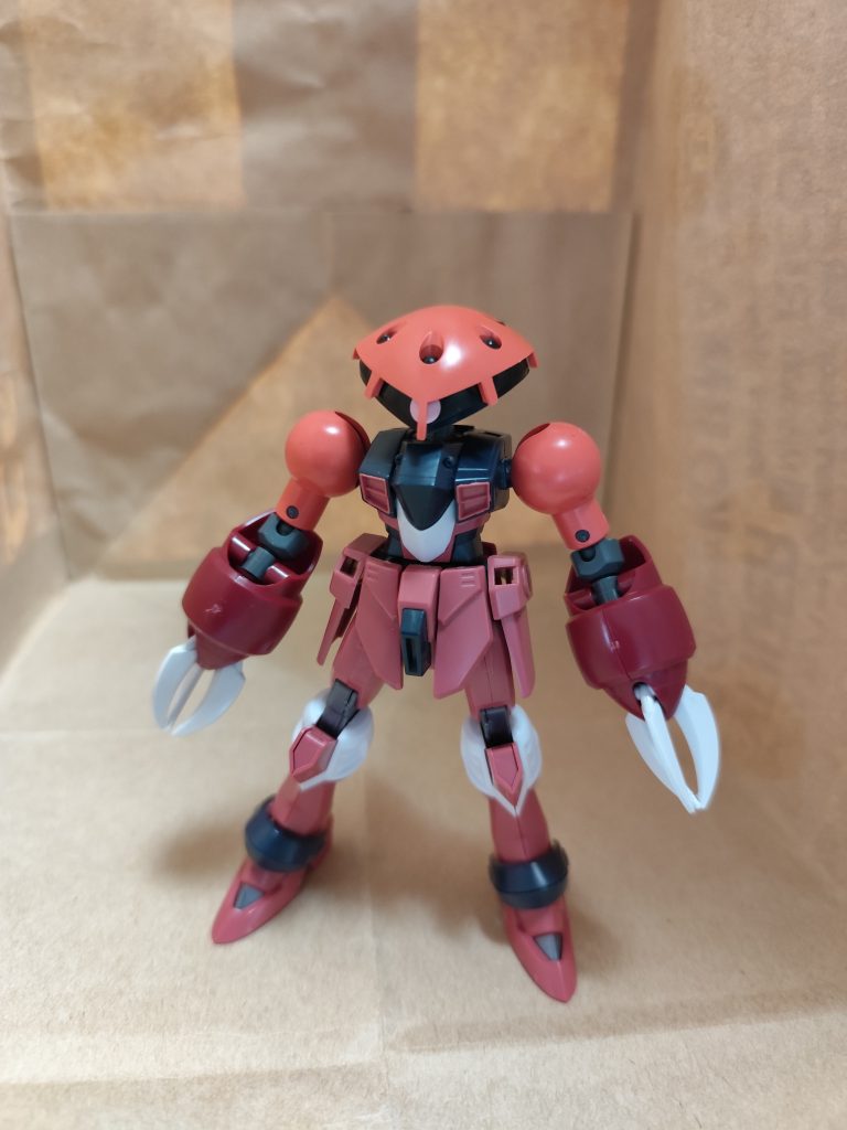 ジャスティスガンダムのパーツが、曲面が多いデザインだったので、活用しました。肩は、シャアゲルググから、頭部のパーツをジョイントパーツで、ゴックやアッガイのように、可動させるようにしています。