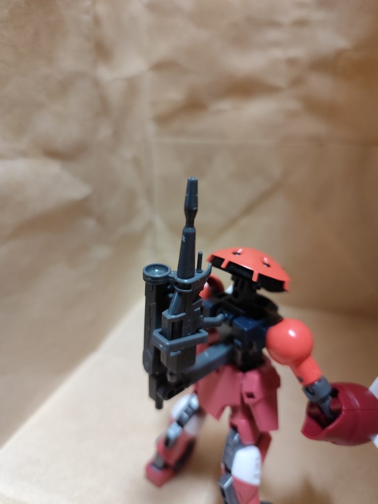 背中がスラスターのみなので、ちょっと淋しいので、何か追加出来るものがあればと考え、思い切ってビームライフルを取り付けました。ジークアクスでも、ジャブロー攻略作戦が年表にあったのでその際、低い段差から狙い撃ったり、滑空姿勢や水中での攻撃姿勢の際に、強力な武器があればと思い装備しました。 