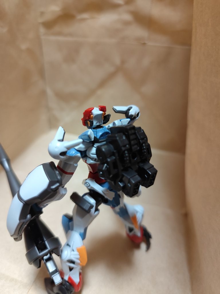 頭部は、オメガサイコミュ起動前のものにしてあります。ハクジ（複合武装）の代わりに、ランスを持たせています。もっとジオン寄りの装備を付け足そうか、考え中です。写真は、バックパックを高機動型ゲルググにしたバージョンです。