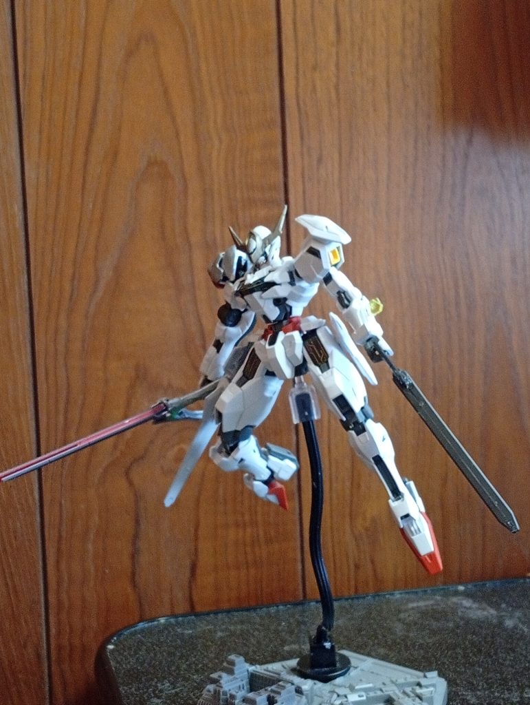 武器のみの状態。シュバルゼッテのビームソードをベースにした専用ビームソードとヴィダールのハンドガンをベースにした専用拳銃です。