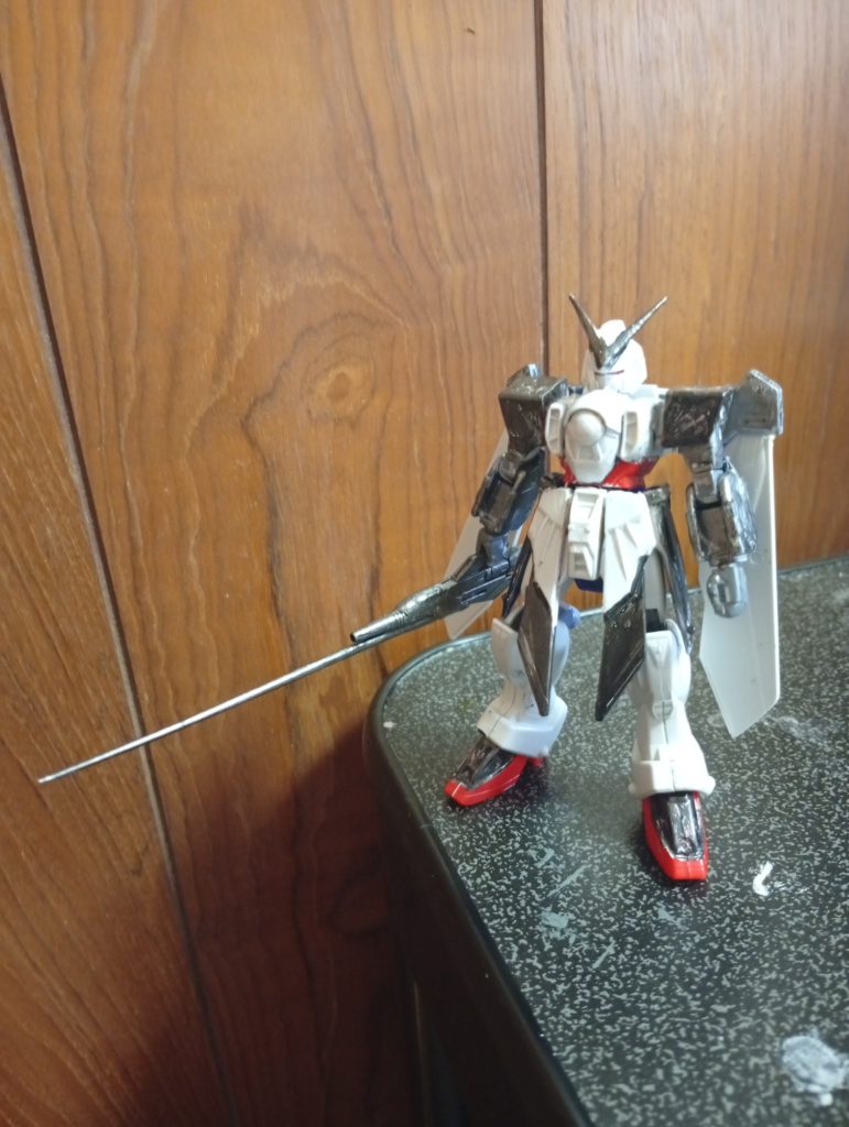 コアスプレーガンⅡはジャンクパーツからビームサーベルの刃を流用して上部パーツを一部カットすることで近接用の手槍としても使えます。