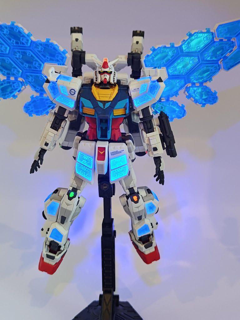 クリアパーツは蛍光クリアーで塗装しているのでUVライトで光ります。来週万博行ってきます。ガンダム楽しみ(gundam-kao6)