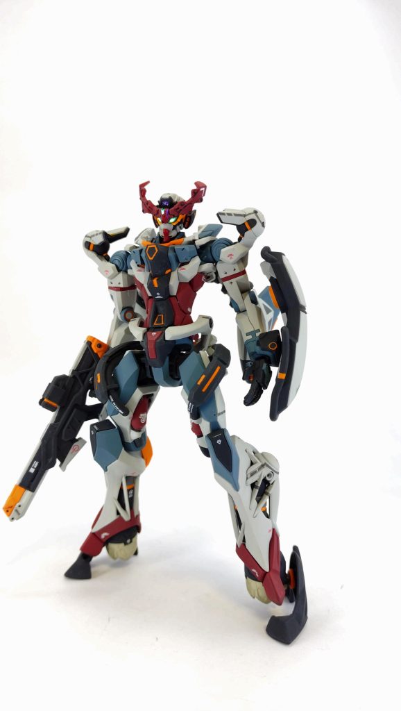 例によって、ツインアイは蛍光グリーンで。UVライトで光ってます!ここも塗り分けエグい!目の周り別とか、厳しいですな!今回、シール使わないチャレンジで、赤いラインと胸と腹のイエローの枠、あとシールド裏が難所でした。この子を塗り分けられたら大抵のはいけちゃうんでないか??と思いたい!