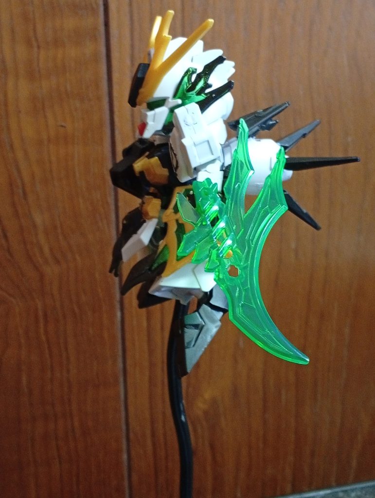 左手には関羽雲長νガンダム元々の専用武装の青龍偃月刀から刀身を切り出して固定装備する形で近接武装としました。