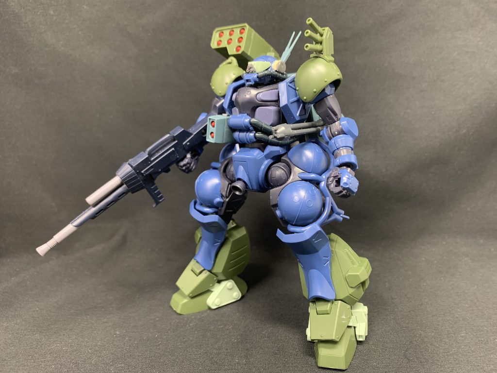 ミキシング状態本体はほぼ軍警ザクです。ターボカスタムのパーツは武器、肩、足、バックパックに使用してます。