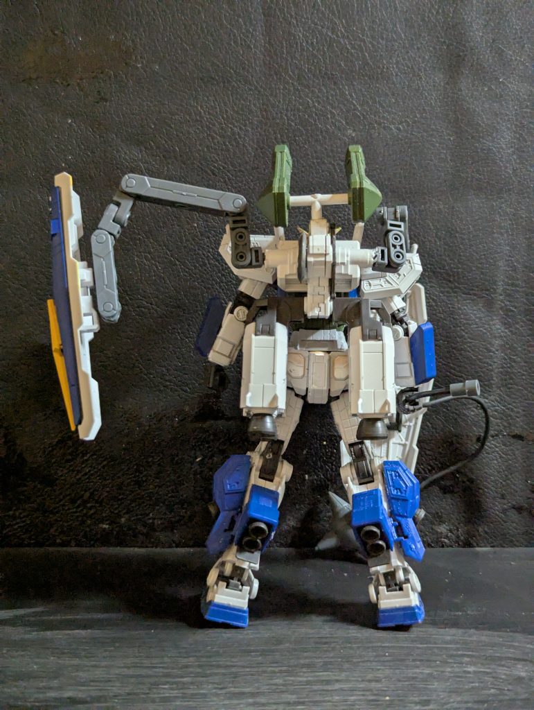 オプションパーツのバックパックがサンダーボルトぽいと感じジャンクパーツにシールドが余っていたのでサンダーボルト風にしても面白いかな（笑）