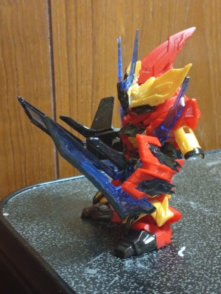 左には元々の腰アーマーを流用した小手を。