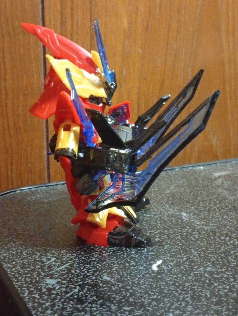 色が同じなので分かりにくいですが額にモノアイと連動のスコープという設定でパーツを追加しています。