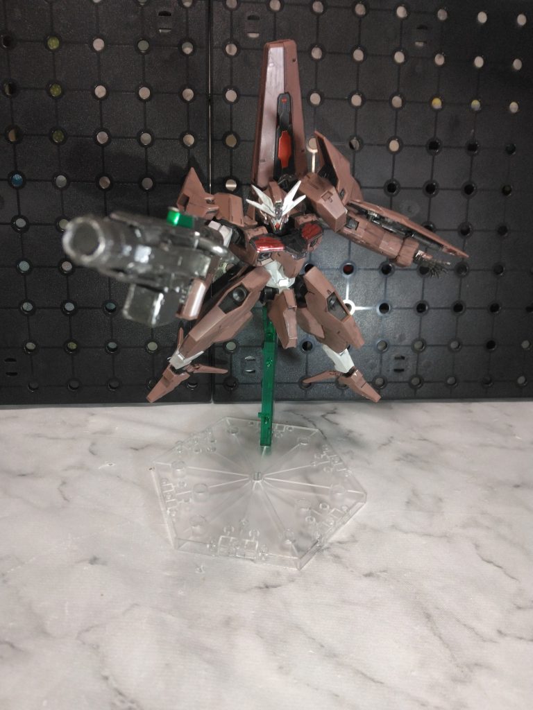 他のガンダム機体よりも小さすぎる胴体。もはやガンダムではないのでは？デカ武器を小さい胴体の機体が振り回す。これも良いですね😅