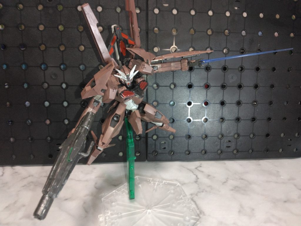 手から出てくるサーベル、強襲用機体ぽくて良い。