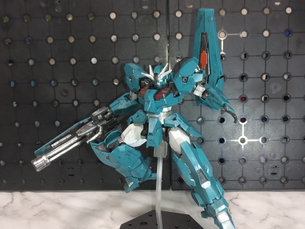 ウルとは違い、手首裏にはサーベル発生部分は無く、ガトリング裏のシールドにしっかり2本サーベルグリップが収納されています。