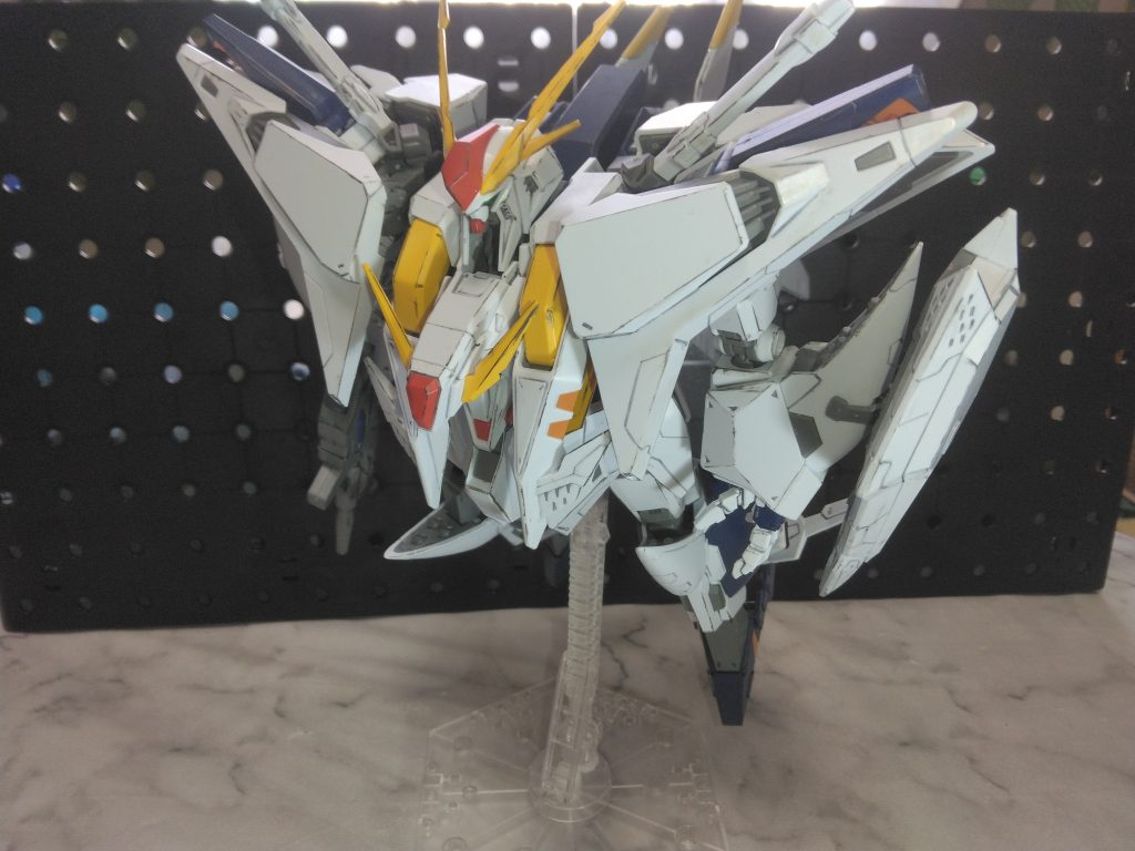 ほぼ素組みですが、アンテナ加工、部分塗装、エッジ部分をウェザリングしています。映画よりも前に、ゲームやロボット魂で立体化されている小説版のクスィーと違い真っ白なクスィーも最初は主役機2体がこの色味で本当にテロリストなのか?という色だったけど、今ではこれが良いと思える不思議😅