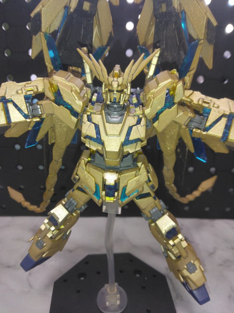 青いサイコフレームは通常ユニコーンでもありましたが、金+青も良いですね。